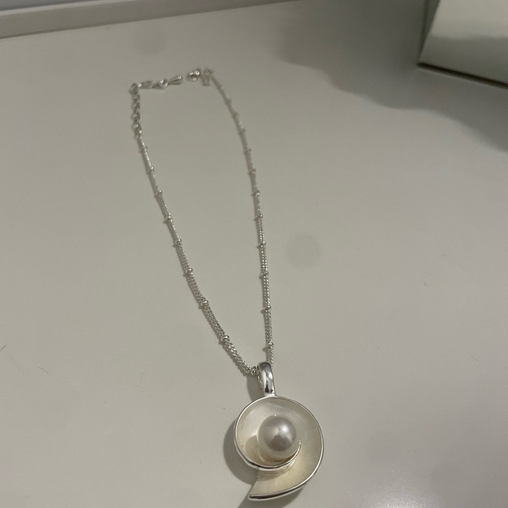 Vintage Elegant Silver and Pearl Pendant Necklace